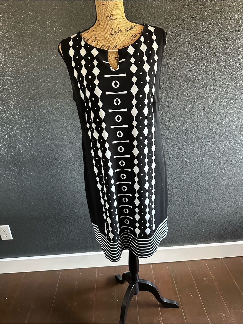 Alfani Black & White Pattern Dress – Size M | Sleeveless, Flowy, Chic Print